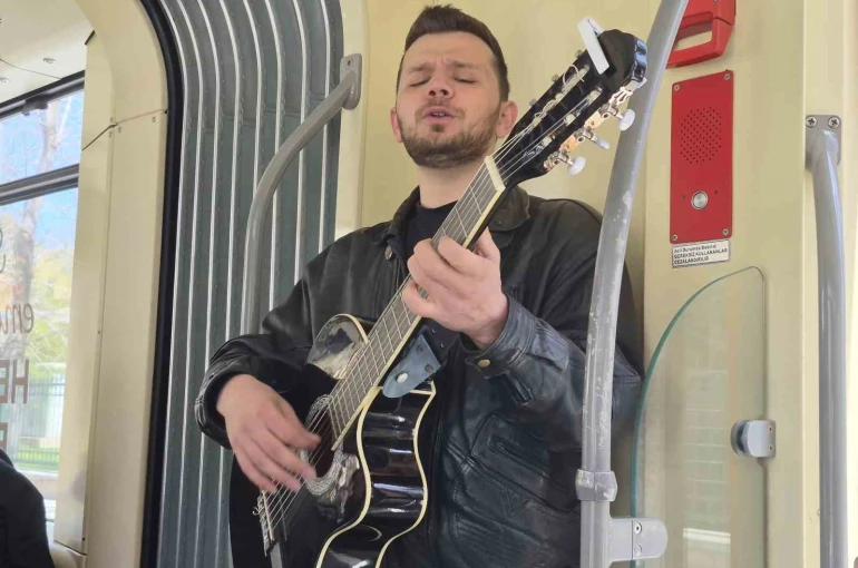 Genç müzisyen gitarıyla tramvayda konser verdi 