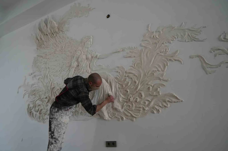 Genç sanatçı alçıyla duvarları resim tablosuna dönüştürüyor 