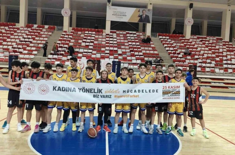 Genç sporculardan kadına şiddetle ilgili anlamlı pankart 