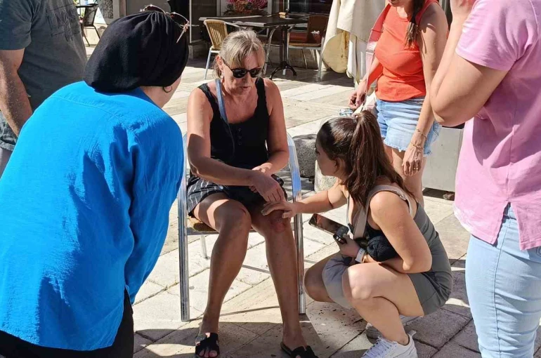 Genç sürücü, yaya geçidinde çarptığı kadının bir an olsun yanından ayrılmadı 