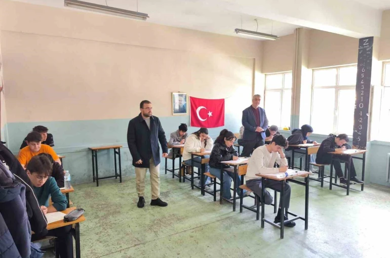 Gençler bilgileriyle umre için yarıştı 