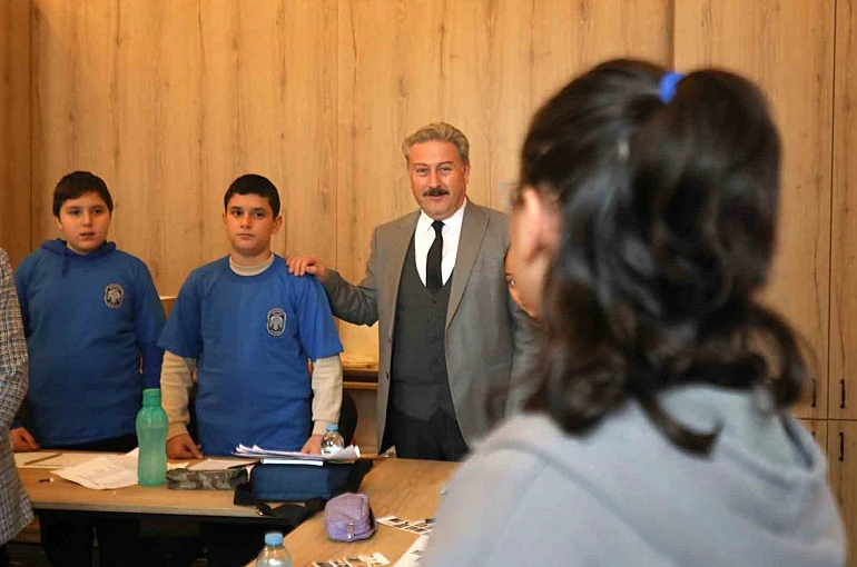 Gençler bu kampta İngilizce öğreniyor 