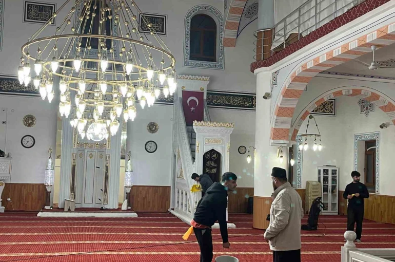 Gençler Fetih Camiini baştan aşağı temizledi 