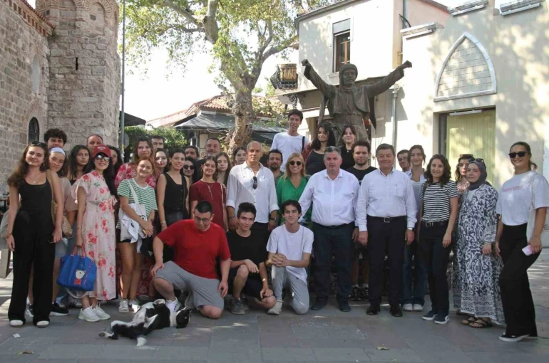 Gençlerden Bergama’da kültür gezisi 