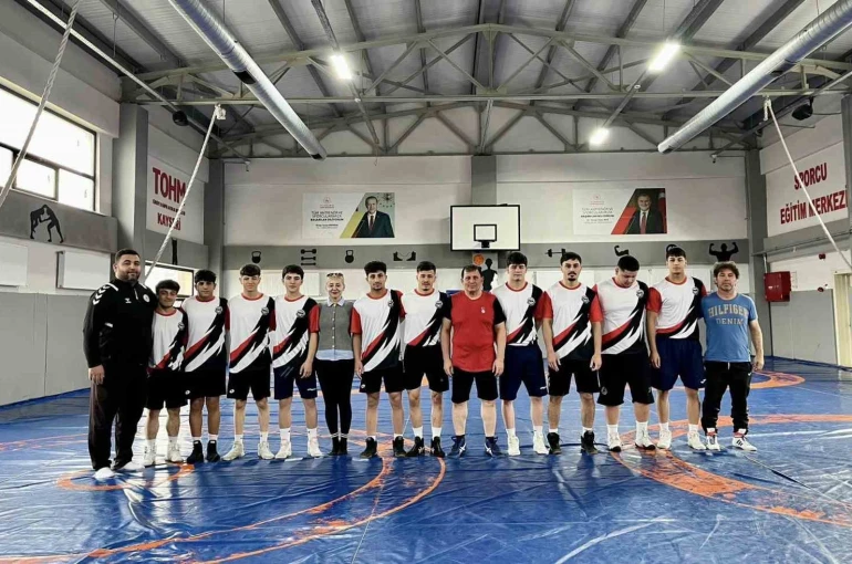 Gençlik ve Spor İl Müdürü Kabakcı güreşçilerle mindere çıktı 