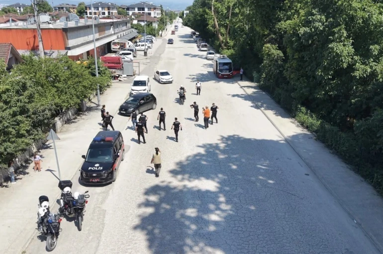 Gerçeğini aratmayan tatbikat: Şahısları yere yatırıp yakaladılar