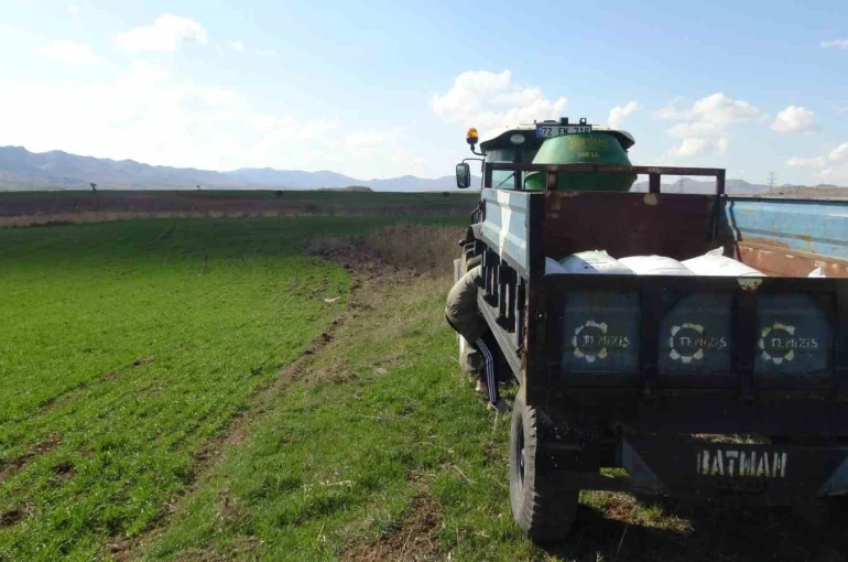 Gercüş’te çiftçilerin bahar mesaisi başladı: Tarlalar gübreyle buluşuyor
