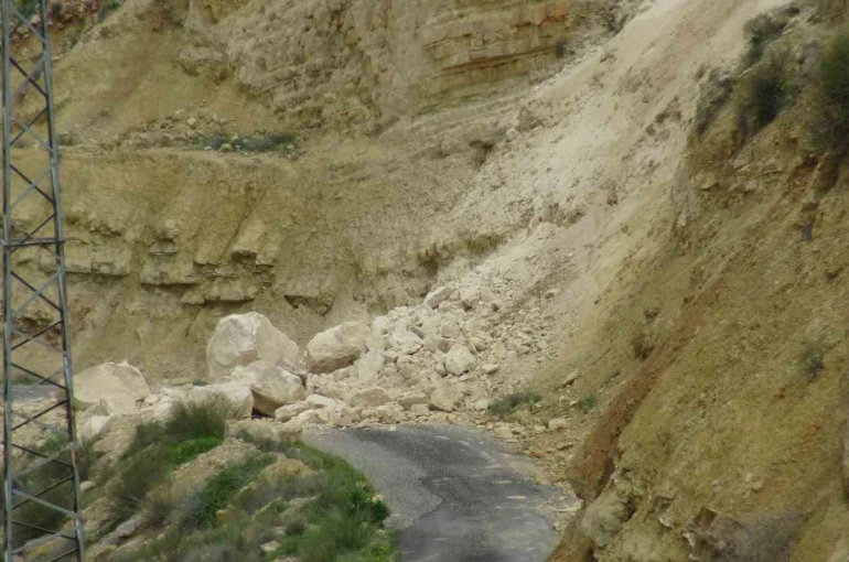 Gercüş’te dev kayalar yolu kapattı 