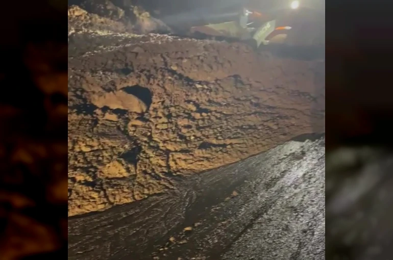 Gercüş’te heyelan: Kapanan köy yolları ekiplerin yoğun mesaisiyle açıldı 