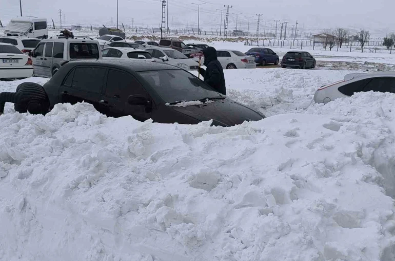 Gercüş’te kar, arabaların boyunu geçti 