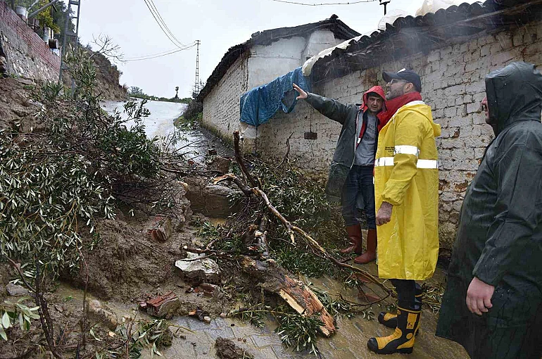 Germencik’te sağanak yağış sonrası başkan çizmeleri giyip sokağa çıktı 