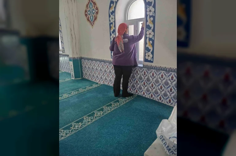 Germencik’te vatandaşların ibadeti için camilerde temizlik sürüyor 
