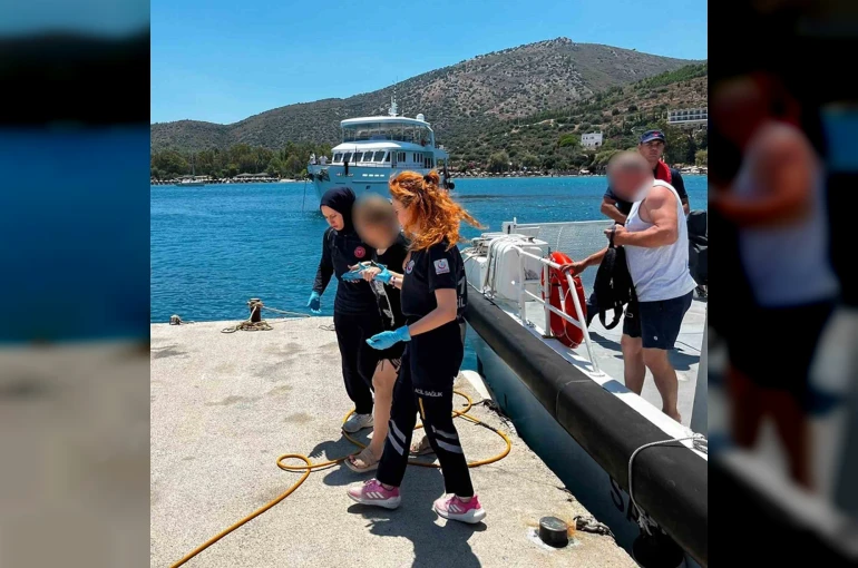 Gezi teknesinde rahatsızlanan vatandaşa tıbbi tahliye 
