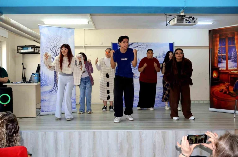 Gezici tiyatro, öğrencileri sanatla buluşturdu 