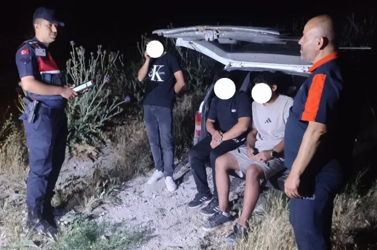 Gezmek için çıktıkları dağda yönlerini kaybeden 3 kişiyi AFAD buldu 