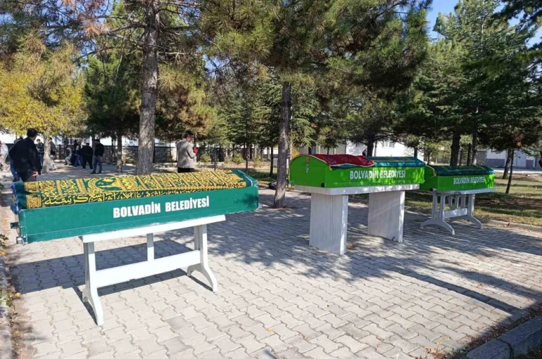 Gıda zehirlenmesinde hayatını kaybeden anne ve çocuklarına veda edilecek