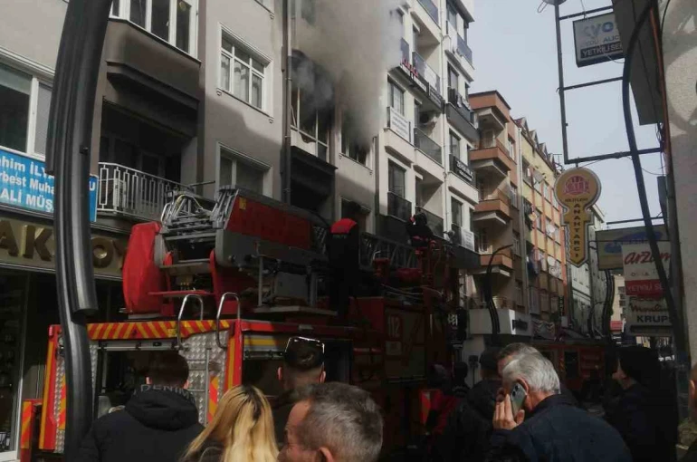 Giresun’da 4 katlı apartmanın ikinci katında çıkan yangın paniğe neden oldu 