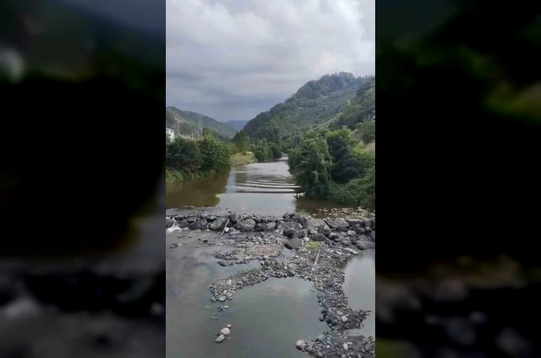 Giresun’da dün bir anne ile 2 kızının hayatını kaybettiği selin geliş anının yeni görüntüleri ortaya çıktı