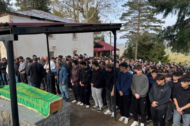 Giresun’da genç futbolcu Samet Şahin son yolculuğuna uğurlandı