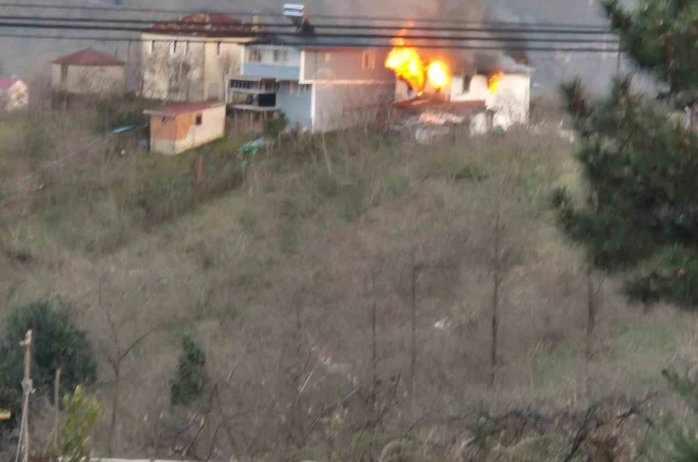 Giresun’da iki katlı ev alev alev yandı