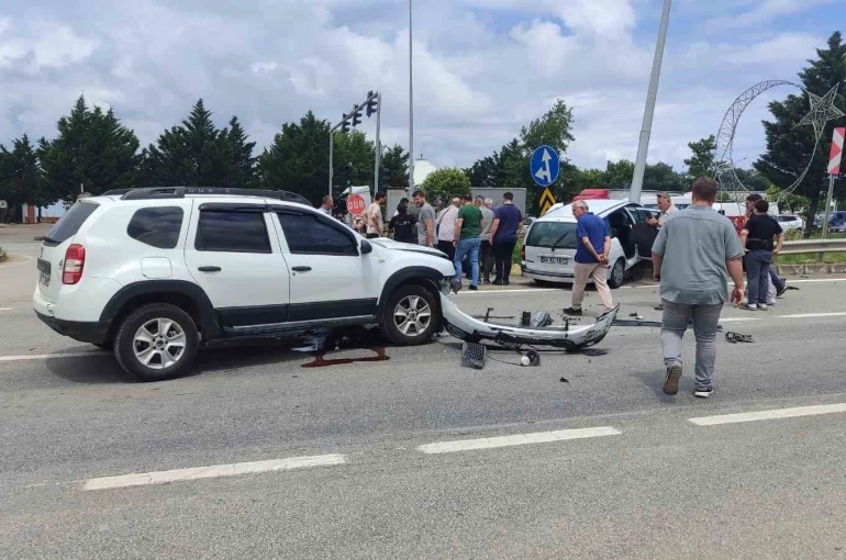 Giresun’da iki otomobilin çarpışması sonucu 1’i çocuk 5 kişi yaralandı 
