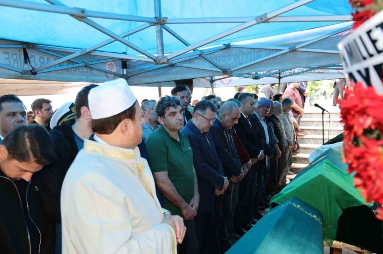 Giresun’daki kazada hayatlarını kaybeden Yıldız ailesi Trabzon’da son yolculuklarına uğurlandı 