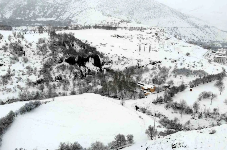 Girlevik Şelalesi’nde kar kalınlığı 20 santimetreye ulaştı