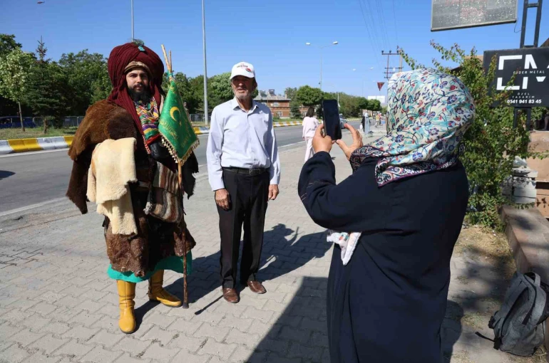 Giydiği Selçuklu kıyafetiyle, Konya’dan Ahlat’a Cumhurbaşkanını görmek için geldi 