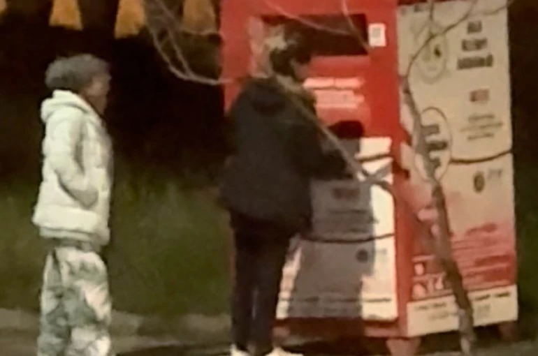 Giysi kumbarasından kıyafet çaldılar