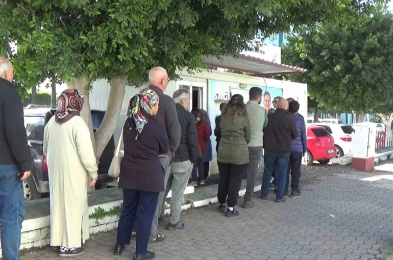 Gizemli hayırsever, Ramazan ayı boyunca günlük 6 bin ekmeği depremzede vatandaşlara ücretsiz dağıtacak