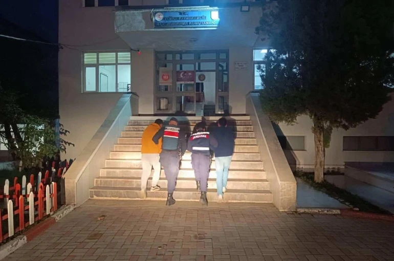 Göçmen kaçakçılığı operasyonunda 3 organizatör ve 27 kaçak göçmen yakalandı