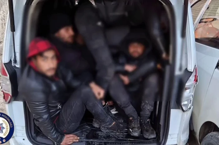 Göçmenleri tıka basa taşırken yakayı ele veren insan kaçakçısı tutuklandı