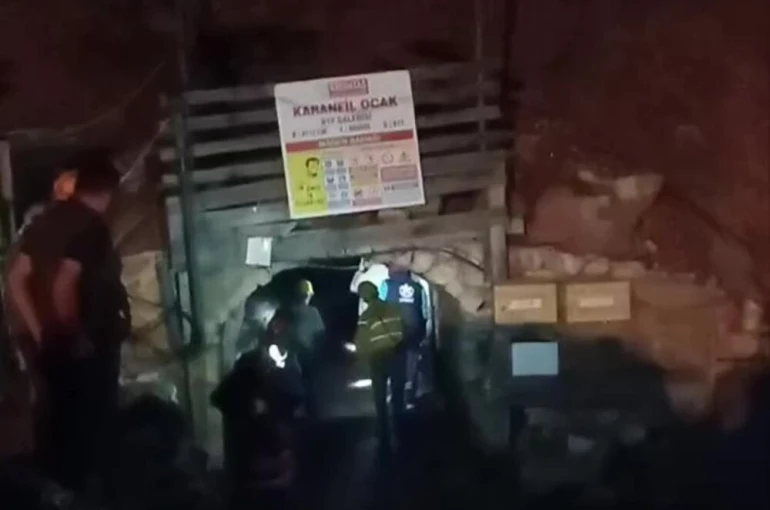 Göçük altındaki 2 işçiler 22 saattir kurtarılmayı bekliyor 