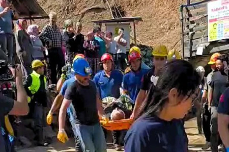 Göçük altındaki madencilerden birisi kurtarıldı 