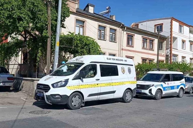 Göğsünden bıçaklanan genç yaralandı 