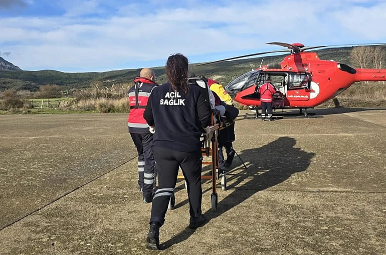 Gökçeada’da rahatsızlanan hasta helikopter ambulansla Çanakkale’ye sevk edildi 
