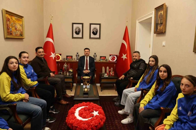 Gökçeada’nın şampiyon kızları kaymakamlık makamında ağırlandı 