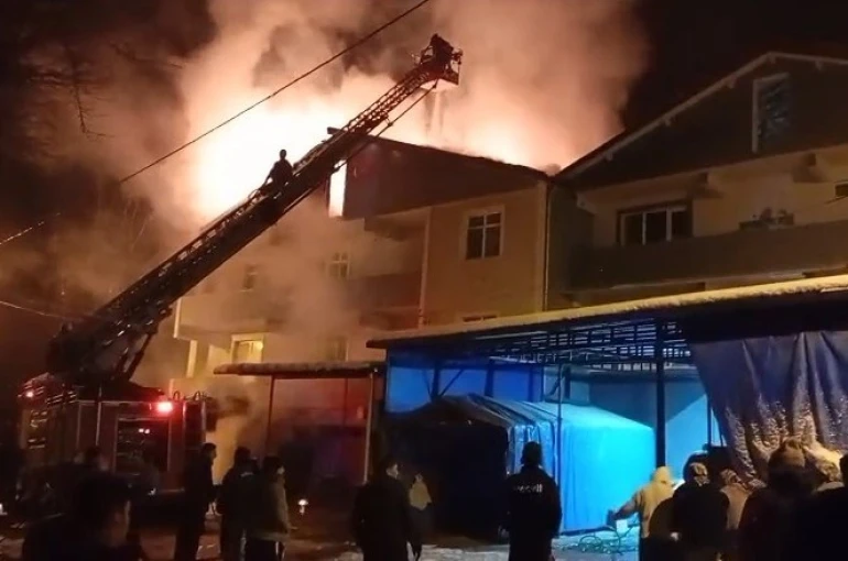 Gökçebey’de 3 katlı binanın çatısı alev alev yandı 