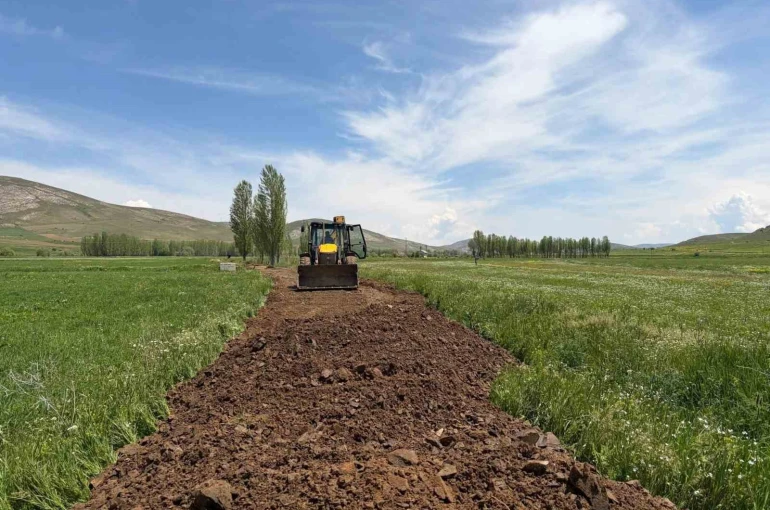 Gökçedere’de bozulan dağ ve arazi yollarında çalışma başlatıldı 