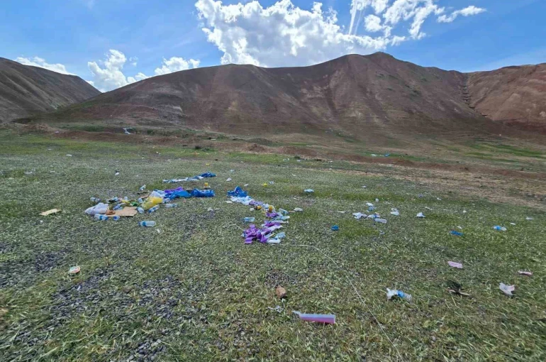 Gökkuşağı Tepeleri’nde çöp tepkisi: Doğaseverler alanı temizledi 