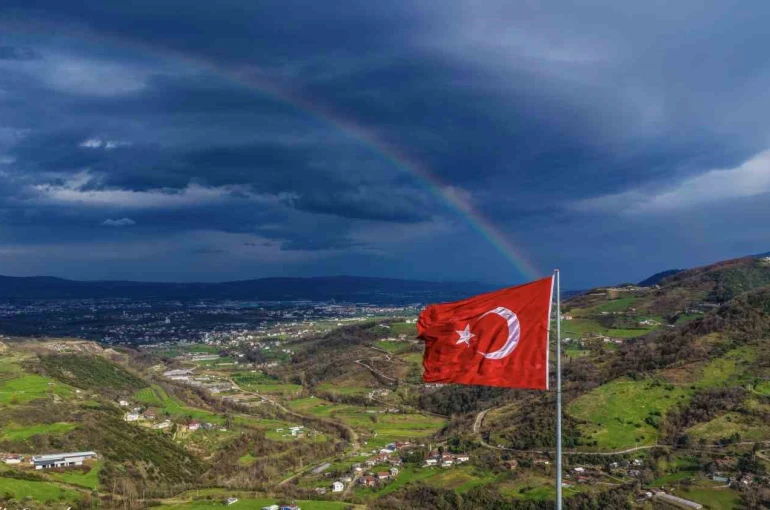 Gökkuşağı ve Türk bayrağı aynı karede buluştu 