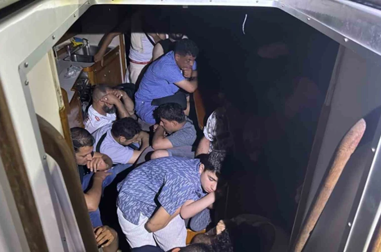 Gökova Körfezinde yelkenli teknede 40 düzensiz göçmen ve 2 göçmen kaçakçısı yakalandı 