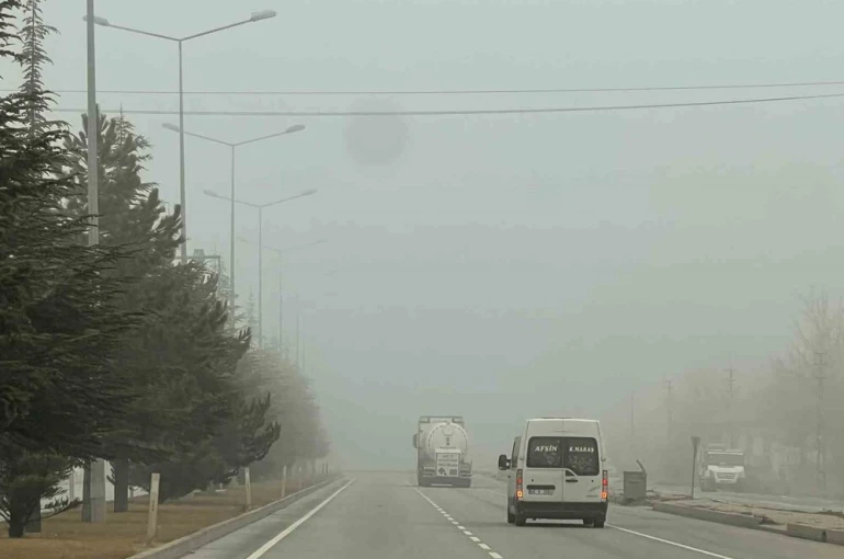 Göksun’da sis etkili oldu 
