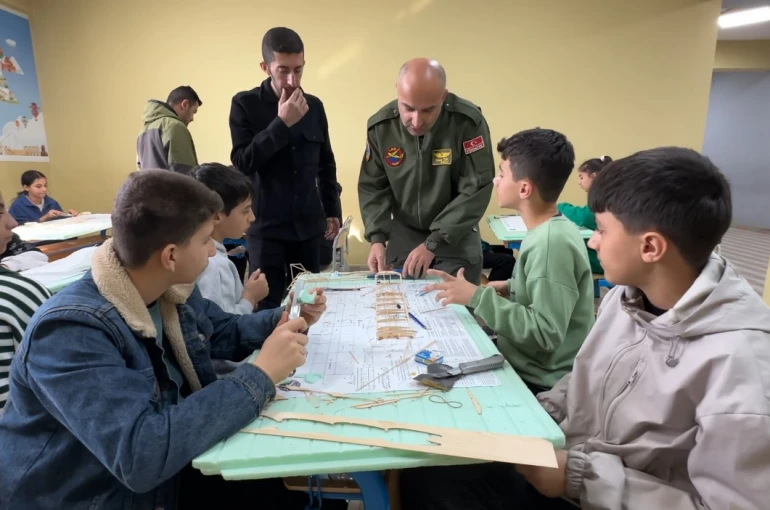 Gökyüzü meraklıları model uçakla buluştu 