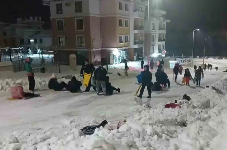 Gölbaşı ilçesinde vatandaşların kar keyfi 