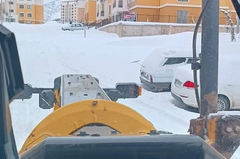 Gölbaşı’nda deprem konutlarında kar temizleme çalışması 