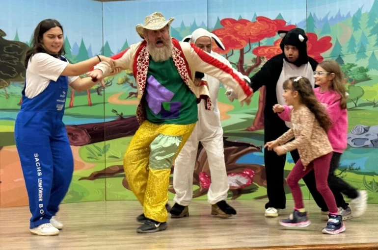 Gölcüklü öğrenciler ara tatilde tiyatro ile buluştu 