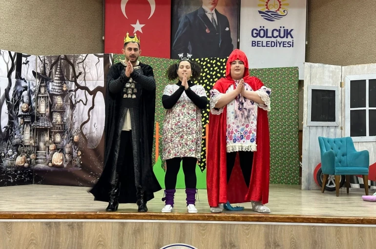 Gölcük’te çocuklar tiyatroyla buluştu 