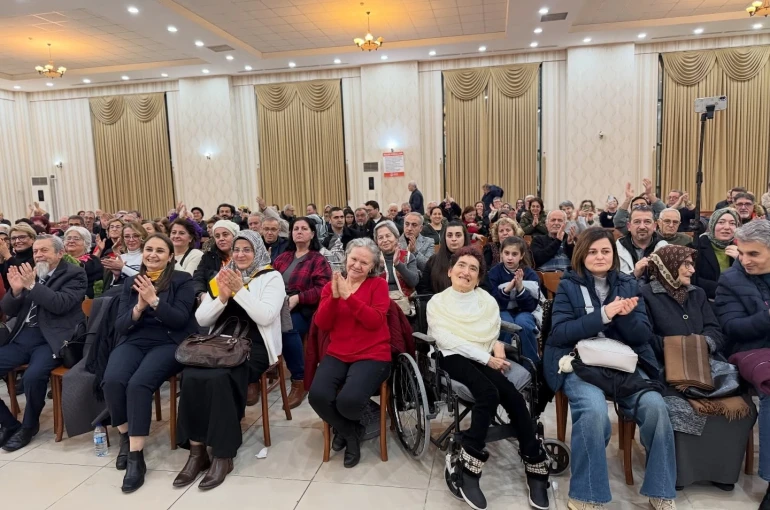 Gölcük’te Türk Halk Müziği Değirmendere Korosu konser verdi 