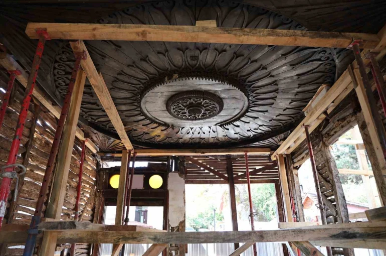 Gölcük’teki tescilli yapı özgün mimarisiyle geleceğe taşınıyor 